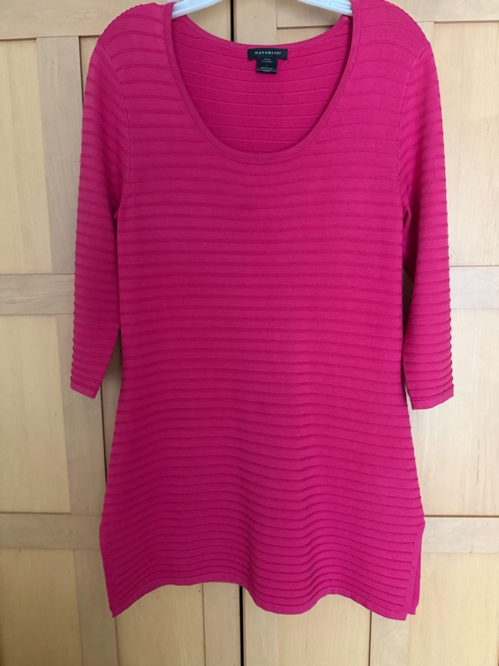 NATORI Ribbed Scoop-Neck A-Line Tunic in Fuchsia. Excellent preloved condition.